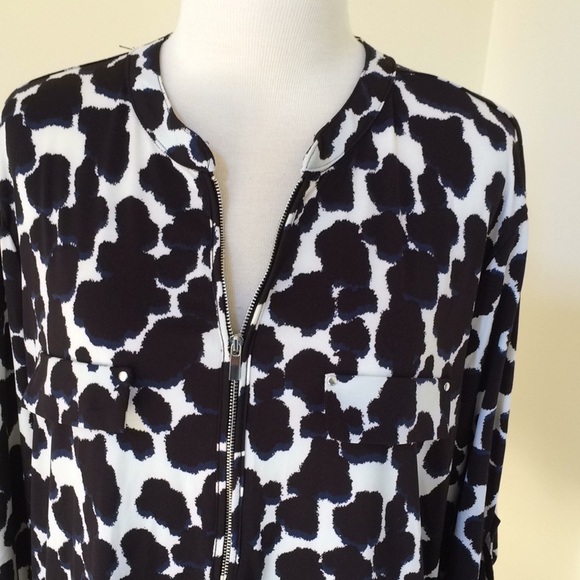 NWT! FYLO XXL black spots front zip blouse. - Picture 3 of 10